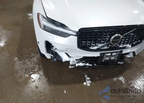 2024 Volvo Xc60 B5 Plus Dark Theme z USA, uszkodzony, nr VIN YV4L12RL2R1825304